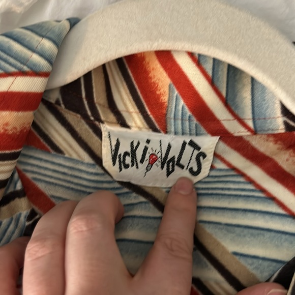 Vintage 1970’s Vicki Volts Button Down Cuffed Cuffed Sleeves Blouse - Picture 3 of 17